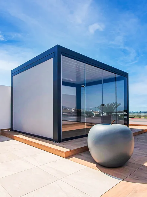 Niezależna pergola bioklimatyczna. Genua 4x3 m szara z białymi listwami - obrazek 2